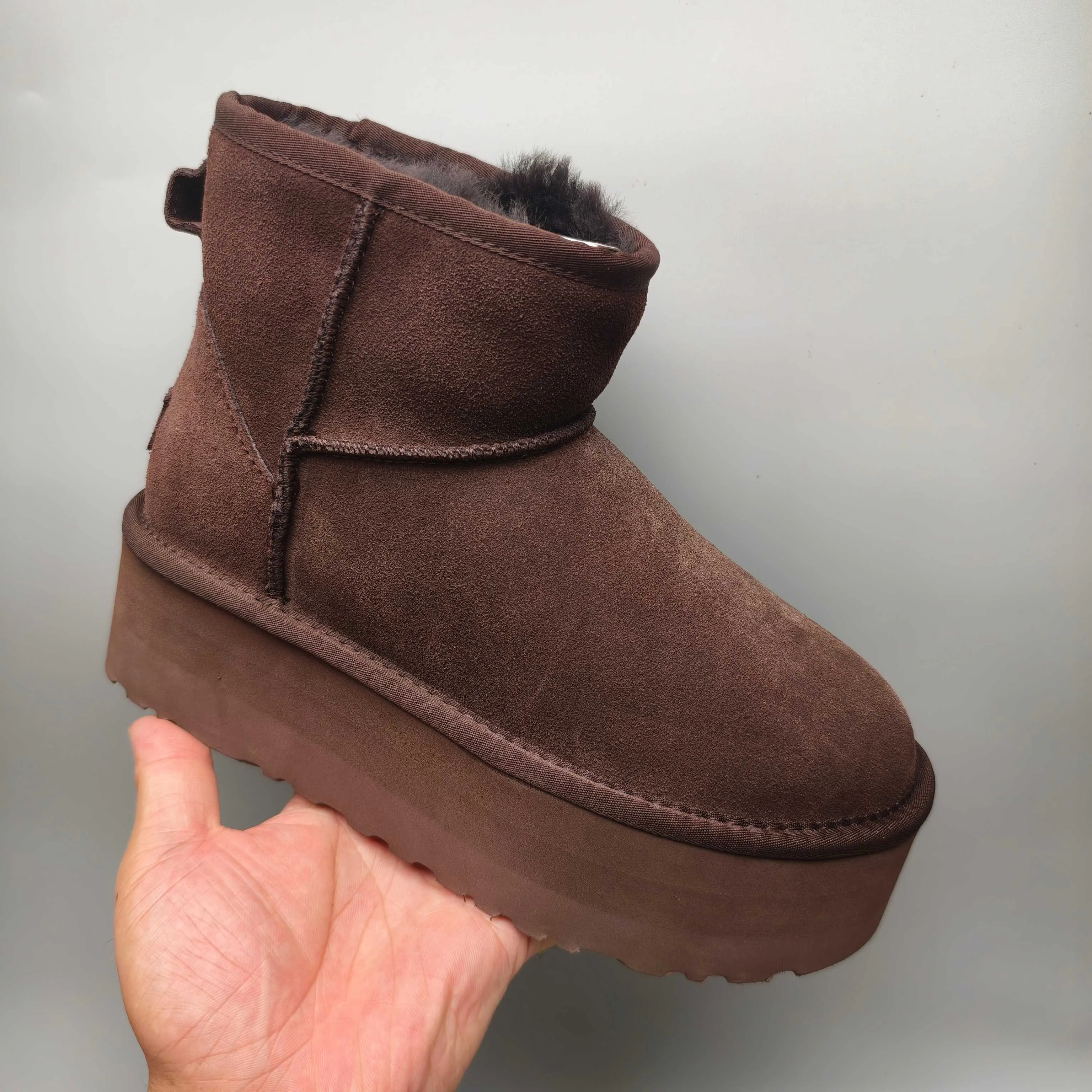 💰520 UGG sheepskin all-in-one snow boots. The official website synchronizes the new autumn and winter women's classic mini (thick sole) short snow boots 1134991, three-layer combination thick sole 5 cm, lightweight and non-slip, suede upper, 17 mm real wool lining, comfortable and casual, simple and fashionable! Color: Maroon Black Military Green Chocolate Size: 35-41